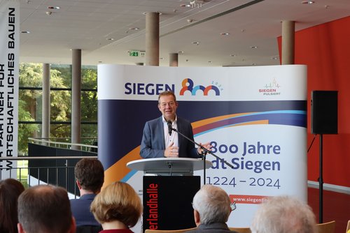 Bürgermeister Steffen Mues eröffnete die Pressekonferenz zur Vorstellung des Jubiläumsprogramms "800 Jahre Siegen". (Foto: Stadt Siegen)