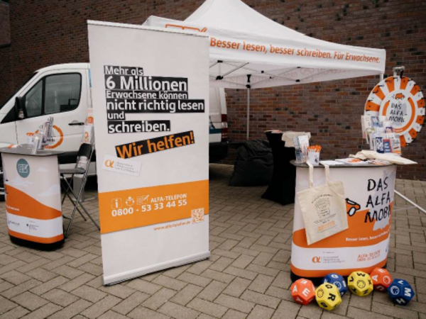 Das ALFA-Mobil macht Halt in Siegen (Foto: Bundesverband Alphabetisierung und Grundbildung e.V.)