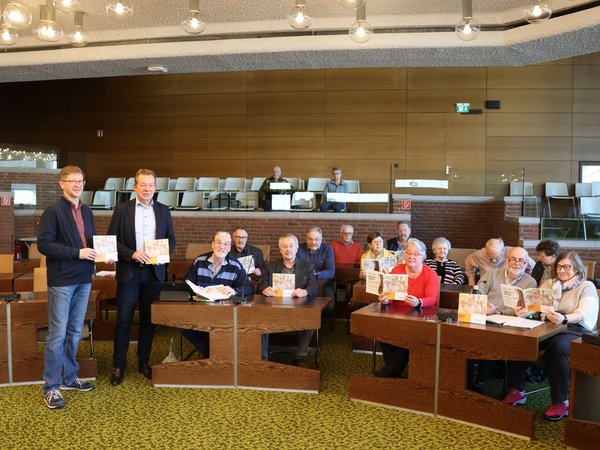 Bürgermeister Steffen Mues (2.v.l.) und Seniorenbeauftragter Volker Reichmann (l.) mit dem Vorstand und den Mitgliedern des Siegener Seniorenbeirates bei der Vorstellung der Neuauflage des Handbuches "Älter werden in Siegen". (Foto: Stadt Siegen)