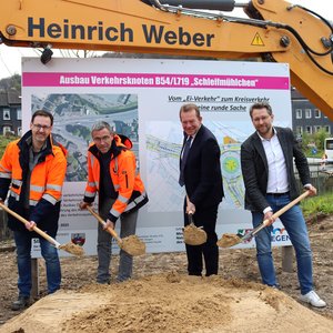 
                                Spatenstich an der Schleifmühlchen-Baustelle im April 2023 (Foto: Stadt Siegen)
                            