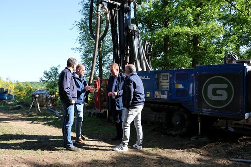 Schauten sich die Probebohrung vor Ort an: (v.l.) Stadtbaurat Henrik Schumann, Lars Ole Daub (Abteilungsleiter Umwelt und Klima), Bürgermeister Steffen Mues und Thomas Runge (Abteilungsleiter Wirtschaftsförderung). (Foto: Stadt Siegen)