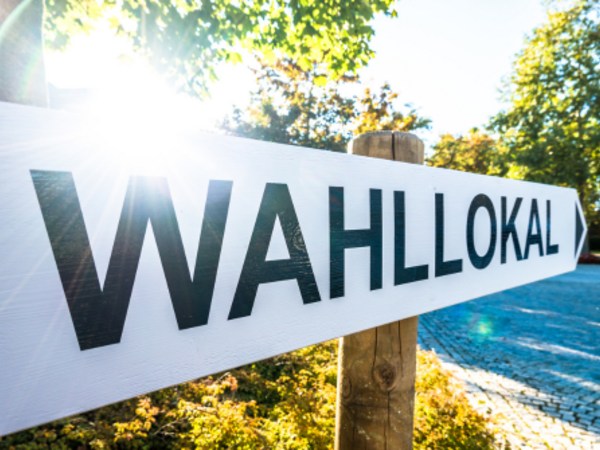 Wegweiser-Schild mit der Aufschrift "Wahllokal", Quelle: canva.com/ FooTToo