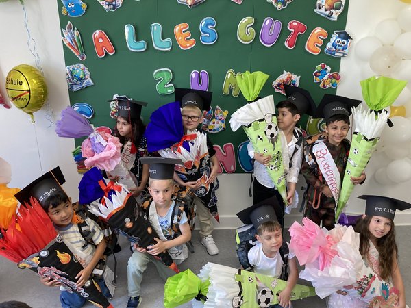 Abschied aus dem Brückenprojekt: Stolz präsentierten die Kinder ihre neuen Schulranzen. (Foto: Stadt Siegen)