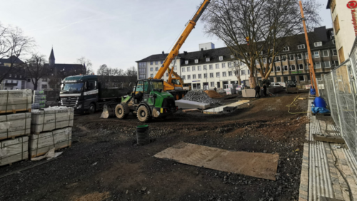 Die neue Park-Umrandung am Herrengarten nimmt Form an: Die Betonteile erhalten abschnittsweise integrierte Sitzbänke mit Holzauflagen. (Foto: Stadt Siegen) 