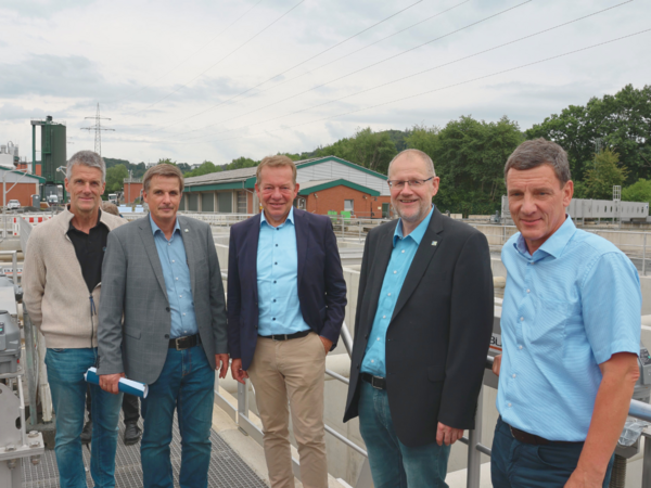 (v.l.) Stephan Klein (Planungsbüro), Stephan Roth (Technischer Betriebsleiter ESi), Bürgermeister Steffen Mues, Christof Quandel (Kaufmännischer Betriebsleiter ESi) und Thomas Krämer (Bauunternehmen) vor dem fast fertigen Belebungsbecken. (Foto: Stadt Siegen) 