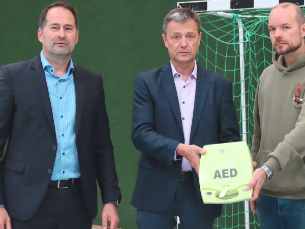 Freuen sich über den neuen Defibrillator: (v.l.) Stadtrat Arne Fries, Peter Imhäuser, Kommunalmanager beim Unternehmen Westenergie und Matthias Peters. (Foto: Stadt Siegen)