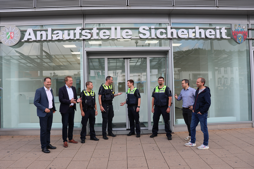 Stadtrat Arne Fries und Bürgermeister Steffen Mues überzeugten sich jetzt mit Mitarbeitern des Kommunalen Ordnungsdienstes sowie mit Oliver Schmidt, Leiter des Ordnungsamtes, und seinem Stellvertreter Sven Klein (v.l.) vom Fortschritt der Arbeiten.