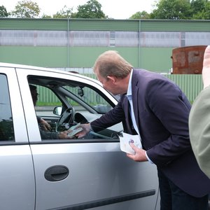 
                                Bürgermeister Steffen Mues verteilte als "Dankeschön" für die Geduld während der Bauzeit kreiselrunde Donuts an die Verkehrsteilnehmenden. (Foto: Stadt Siegen)
                            