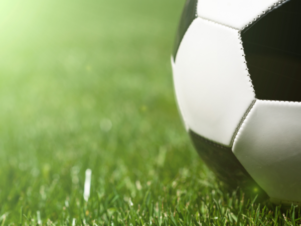 Symbolbild zur Meldung - Fussball auf Rasen (Fotot: Foto: pixabay/ AnnRos)