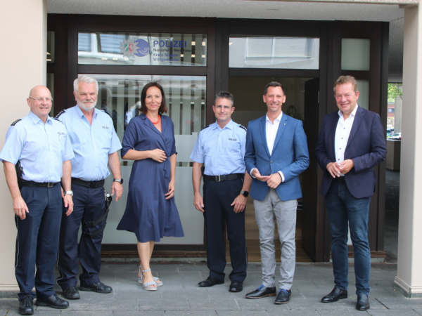 (v.l.n.r.) Abteilungsleiter Klaus Bunse, Leiter Bezirks- und Schwerpunktdienst Polizeiwache Siegen Peter Hartmann, städt. Bauleiterin Monika Slawinska, Leiter Polizeiwache Siegen Andreas Hartmann, Landrat Andreas Müller und Bürgermeister Steffen Mues