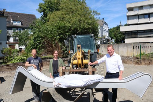 Die Rutsche wird demnächst aufgebaut: (v.l.) Björn Becker, Bauleiter des zuständigen Garten- und Landschaftsbauunternehmens, Projektleiterin Sandra Bruckert sowie Bürgermeister Steffen Mues.(Foto: Stadt Siegen)