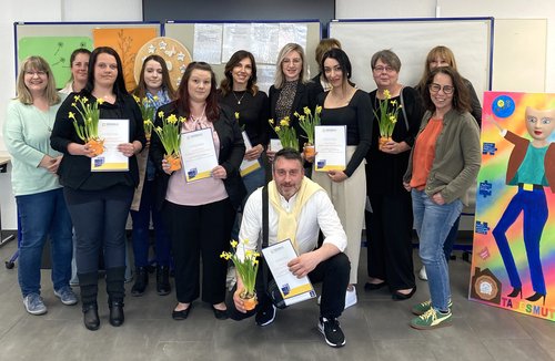 Die Absolventinnen und Absolventen des Qualifizierungskurses für Kindertagespflege haben jetzt ihre Zertifikate erhalten. (Foto: Stadt Siegen) 
