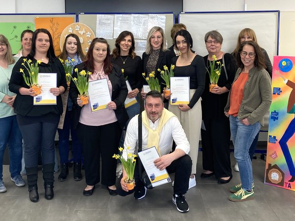 Die Absolventinnen und Absolventen des Qualifizierungskurses für Kindertagespflege haben jetzt ihre Zertifikate erhalten. (Foto: Stadt Siegen) 