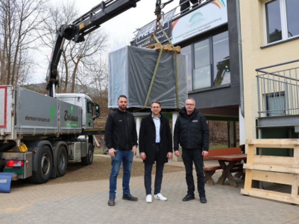 Sind von dem Einsatz von nachhaltigen Wärmepumpen überzeugt: (v.l.) Mario Menn, Technische Gebäudewirtschaft der Stadt Siegen, Stadtbaurat Henrik Schumann und Ralf Klaas, Projektleiter der ausführenden Fachfirma. (Foto: Stadt Siegen)