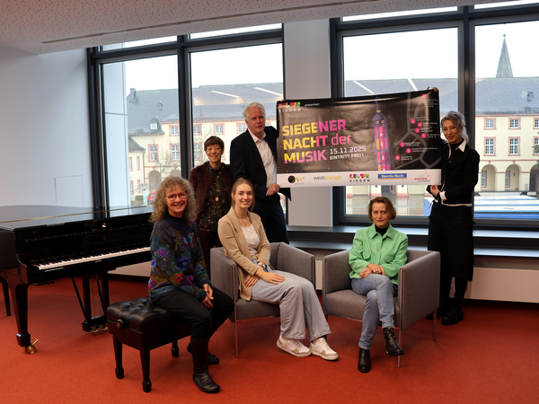  Im Bild (v. l. sitzend): Angelika Braumann, Fritz-Busch-Musikschule, Hannah Porr, Westenergie, Katja Knoche, Haus der Wissenschaft, (v. l. stehend) Astrid Schneider, KulturSiegen, Ulrich Bruch, Sparda Bank, Pia Scharnberg, KulturSiegen. (Foto: Stadt Siegen)