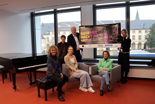 Im Bild: Angelika Braumann, Fritz-Busch-Musikschule, Hannah Porr, Westenergie, Katja Knoche, Haus der Wissenschaft, (v. l. stehend) Astrid Schneider, KulturSiegen, Ulrich Bruch, Sparda Bank, Pia Scharnberg, KulturSiegen. (Foto: Stadt Siegen)  Im Bild (v. l. sitzend): Angelika Braumann, Fritz-Busch-Musikschule, Hannah Porr, Westenergie, Katja Knoche, Haus der Wissenschaft, (v. l. stehend) Astrid Schneider, KulturSiegen, Ulrich Bruch, Sparda Bank, Pia Scharnberg, KulturSiegen. (Foto: Stadt Siegen)