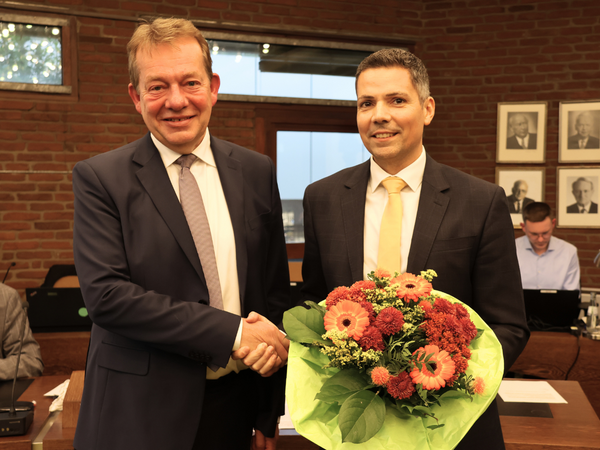 Bürgermeister Steffen Mues gratulierte Adrian Viteritti (r.), der Siegens neuer Beigeordneter wird. (Foto: Stadt Siegen)