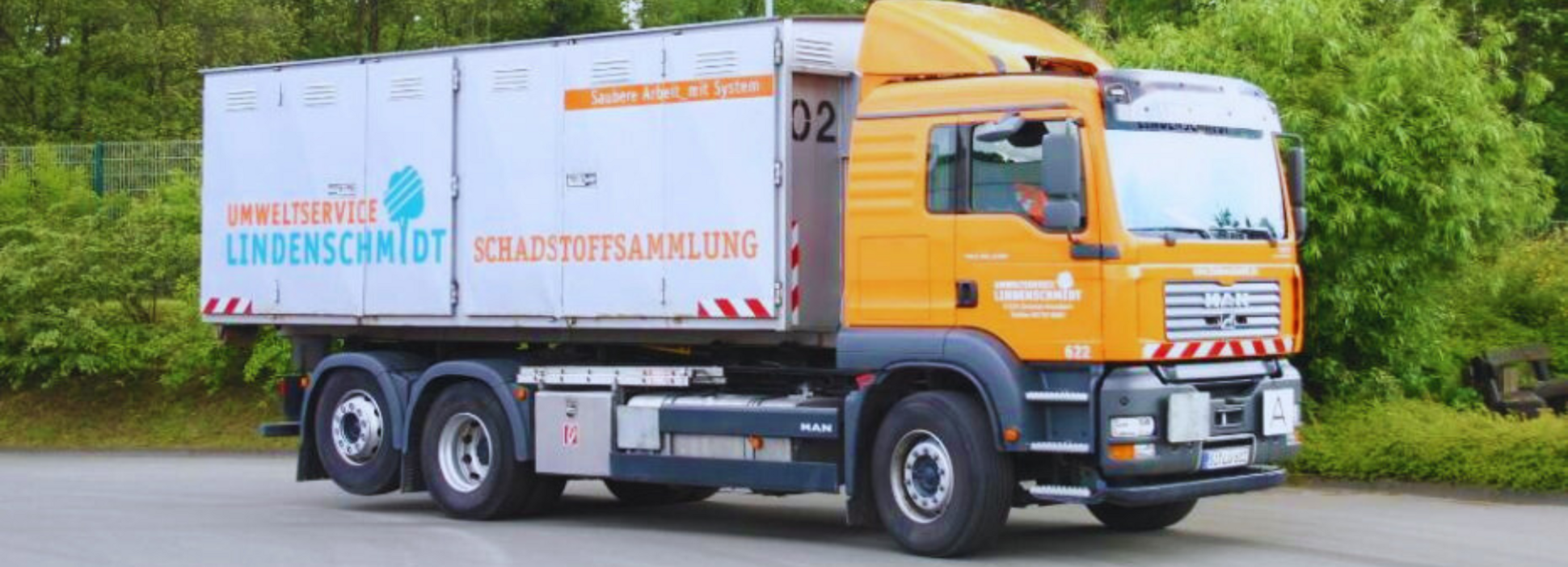 Dies ist ein Spezialfahrzeug zur Sammlung von Schadstoffen des Unternehmens Lindenschmidt Umweltservice. Das Fahrzeug wird für die mobile Sammlung gefährlicher Abfälle (Sondermüll) unter anderem aus privaten Haushalten eingesetzt.