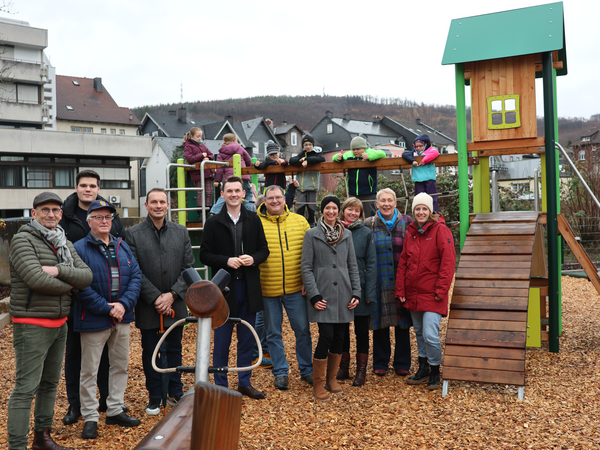 Bürgermeister Tristan Vitt (Mitte) eröffnete den neuen Spielplatz in der Johannesstraße in Niederschelden jetzt mit Vertreterinnen und Vertretern der Siegener Stadtverwaltung, Politik und der IG Schossi. (Foto: Stadt Siegen)