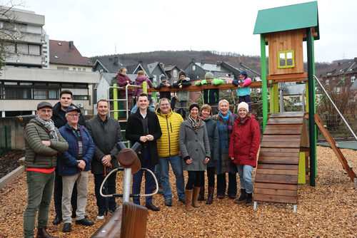 Bürgermeister Tristan Vitt (Mitte) eröffnete den neuen Spielplatz in der Johannesstraße in Niederschelden jetzt mit Vertreterinnen und Vertretern der Siegener Stadtverwaltung, Politik und der IG Schossi. (Foto: Stadt Siegen)