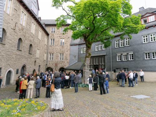 Gäste der Jubiläumsausstellung ZeitRäume im Schlosshof, Foto: © Wladislaw Scheinmeier