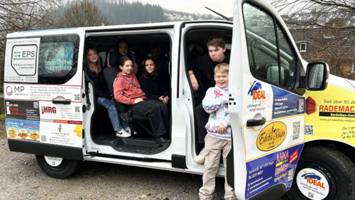 Das KJT Lindenberg ist jetzt auch auf Rädern unterwegs: Das „Jugendmobil“ ermöglicht künftig spontane Fahrten zum Bolz- und Spielplatz, Ausflüge zum Schwimmbad und auch Wochenend- und Ferienfreizeiten. (Foto: Stadt Siegen)