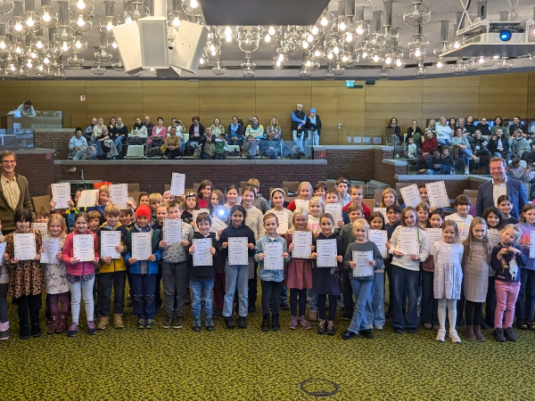 Bürgermeister Steffen Mues zeichnete jetzt im Geisweider Rathaus 65 Mädchen und Jungen als „Siegener Naturprofis“ aus. (Foto: Stadt Siegen)
