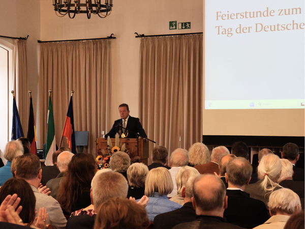 Im Fokus der Feierstunde der Stadt Siegen zum Tag der Deutschen Einheit stand in diesem Jahr nicht nur die Deutsche Wiedervereinigung, sondern auch das Jubiläum "50 Jahre Großstadt Siegen 1975 - 2025". (Foto: Stadt Siegen)