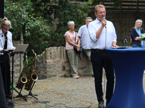 Bürgermeister Steffen Mues eröffnete den Jahresempfang und das Sommerfest im Innenhof des Oberen Schlosses mit einem besonderen Blick auf die Stadtmauer. (Foto: Stadt Siegen)