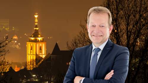 Bild zum Grußwort des Bürgermeisters Steffen Mues zu Weihnachten (Quelle: Steffen Mues, Foto: Stadt Siegen | Quelle Hintergrundbild: canva.com, Teka77) 