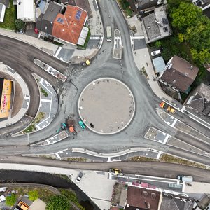 
                                Die Kreiselbaustelle Schleifmühlchen von oben im September 2025 (Foto: Stadt Siegen)
                            