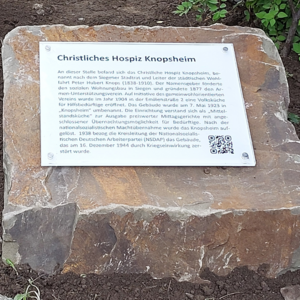 Christliches Hospiz Knopsheim: Standortstein mit Beschreibung der Einrichtung auf einer Acryltafel. Foto: Stadt Siegen