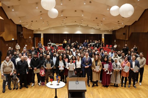 Die Bismarckhalle ist gefüllt: Bürgermeister Tristan Vitt mit den neuen Staatsbürgerinnen und Staatsbürgern. (Foto: Stadt Siegen)