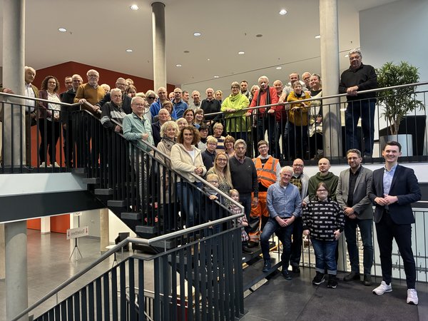 Beim traditionellen "Patenkaffee" in der Siegerlandhalle dankte Bürgermeister Tristan Vitt den Ehrenamtlichen für ihr Engagement. (Foto: Stadt Siegen)