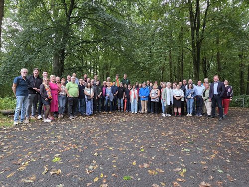 Viel ehrenamtliches Engagement an einem Ort: Die Teilnehmerinnen und Teilnehmer wurden von Bürgermeister Steffen Mues (r.) empfangen. (Foto: Stadt Siegen)