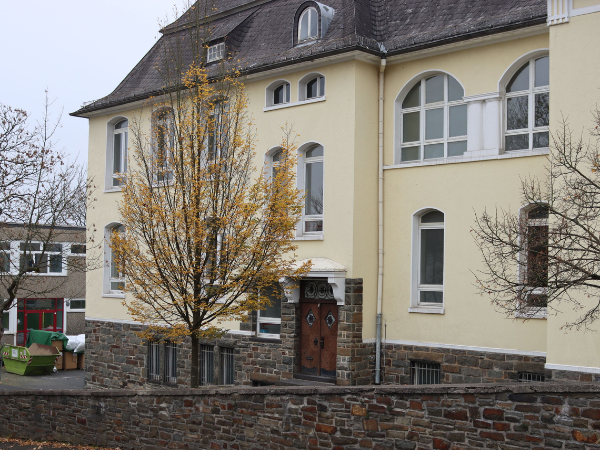 Die Bauschuttcontainer stehen bereit: Die vorbereitenden Arbeiten für den Umbau und die Modernisierung der ehemaligen Realschule Am Häusling zur dreizügigen Spandauer Schule haben begonnen. (Fotos: Stadt Siegen)