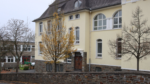 Die Bauschuttcontainer stehen bereit: Die vorbereitenden Arbeiten für den Umbau und die Modernisierung der ehemaligen Realschule Am Häusling zur dreizügigen Spandauer Schule haben begonnen. (Fotos: Stadt Siegen)