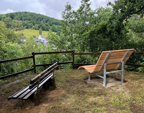 Mit Blick ins Grüne: In Gosenbach gibt es oberhalb des Hüttenweihers ein neues Waldsofa (Foto: Stadt Siegen)