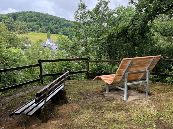 Mit Blick ins Grüne: In Gosenbach gibt es oberhalb des Hüttenweihers ein neues Waldsofa (Foto: Stadt Siegen)