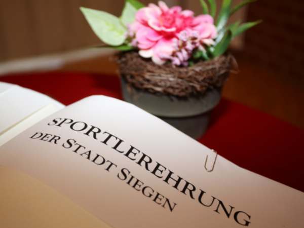 Das Bild zeigt das aufgeschlagene Gästebuch der Stadt Siegen.