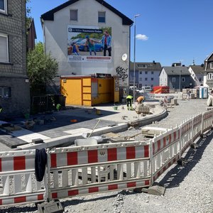 
                                Pflasterarbeiten für den neuen Gehweg im Mai 2025 (Foto: Stadt Siegen)
                            