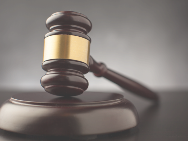 Symbolfoto zur Versteigerung mit einem Auktionshammer