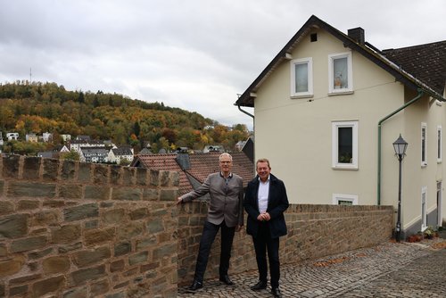 Projektleiter Jürgen Katz (r.) zeigte Bürgermeister Steffen Mues die letzten Teile der Stadtmauer-Sanierung (Foto: Stadt Siegen)