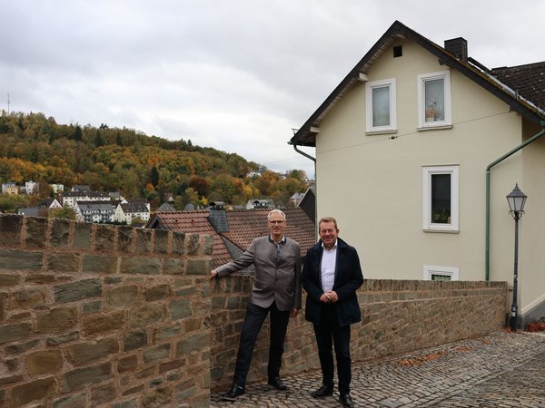 Projektleiter Jürgen Katz (r.) zeigte Bürgermeister Steffen Mues die letzten Teile der Stadtmauer-Sanierung (Foto: Stadt Siegen)