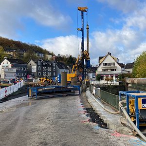 
                                Bohrpfahlwand entlang der Ufermauer im November 2023 (Foto: Stadt Siegen)
                            