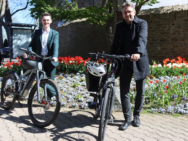 Bürgermeister Tristan Vitt und Stadtbaurat Henrik Schumann mit Fahrrädern.