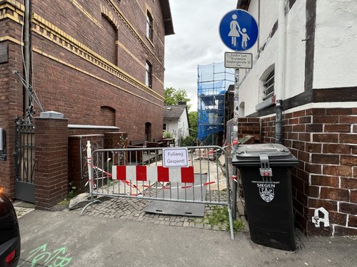 Der Fußweg zwischen Hinterstraße und Siegbergstraße ist aktuell gesperrt. (Foto: Stadt Siegen)