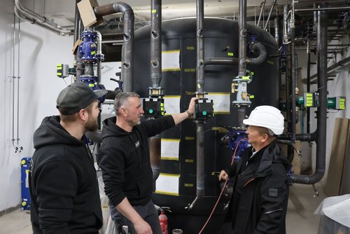 Projektbeauftragte vor dem neuen Wasserverteiler "Zortströmverteiler"