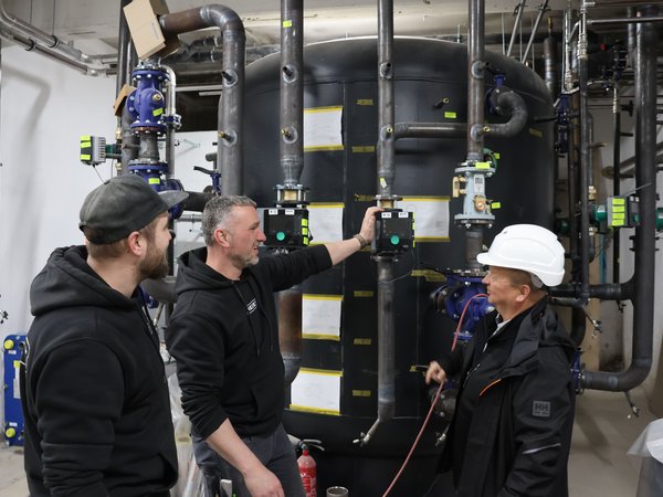 Projektbeauftragte vor dem neuen Wasserverteiler "Zortströmverteiler"