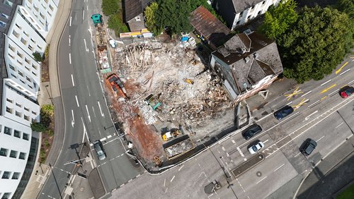 Die Abrissarbeiten am ehemaligen „Hotel Klein“ von oben. (Foto: Stadt Siegen)